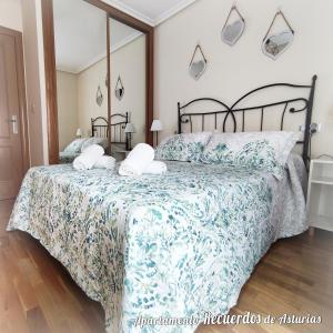 - une chambre avec un lit et 2 oreillers dans l'établissement RECUERDOS DE ASTURIAS, à Piedras Blancas