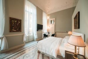 Postel nebo postele na pokoji v ubytování Royal Palace Hotel