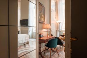 TV a/nebo společenská místnost v ubytování Royal Palace Hotel