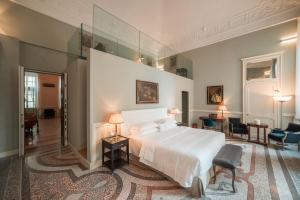 Postel nebo postele na pokoji v ubytování Royal Palace Hotel