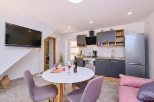 Kuchyňa alebo kuchynka v ubytovaní Apartment Kaleta