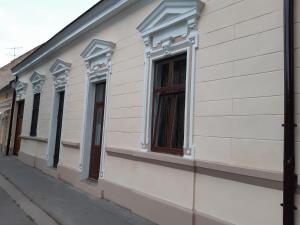 una fila de ventanas en el lateral de un edificio en 20 Bakancs Apartman en Esztergom