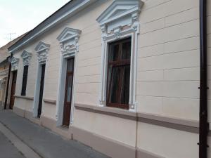 szereg okien na boku budynku w obiekcie 20 Bakancs Apartman w mieście Ostrzyhom