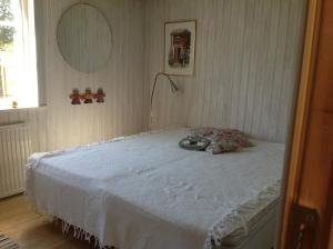 A bed or beds in a room at Tystberga Logi