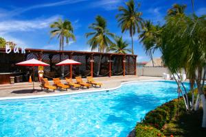 Bazén v ubytování Hotel Bahia del Sol nebo v jeho okolí
