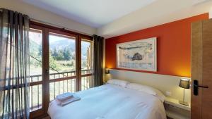 Un dormitorio con una cama y una ventana grande. en Los Altos de Escarrilla - tucasaenlospirineos, en Escarrilla 254 fotos más