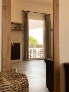uma sala de estar com uma porta que abre para uma varanda em Dimora delle Tonnare em Favignana