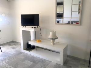 Et tv og/eller underholdning på Oasis Méditerranéen Piscine & Parking Calme absolu