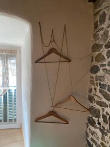 ein Zimmer mit drei Holzbügeln an der Wand in der Unterkunft La Torre saracena di Tellaro - ConfirentHouse in Tellaro