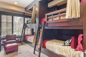 Uma ou mais camas em beliche num quarto em Flagstaff #202