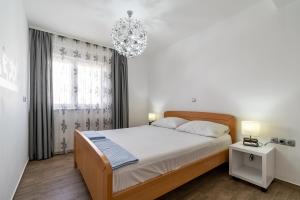 Postel nebo postele na pokoji v ubytování Villa Kata Razanj + 37 fotografií