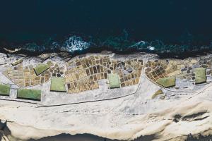 uma vista aérea de uma ilha no oceano em The Segond Hotel em Xagħra