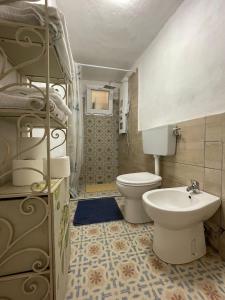 un baño con inodoro y lavabo en Il loft di Mavy, en La Spezia