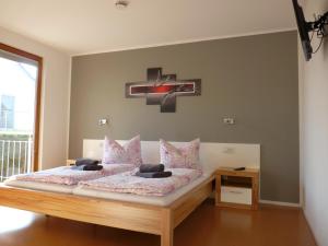ワイマールにあるPension Hänseのベッドルーム1室(ピンクの枕が付いたベッド1台付)
