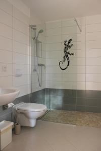 ワイマールにあるPension Hänseのバスルーム(壁に蛇が付いたシャワー付)
