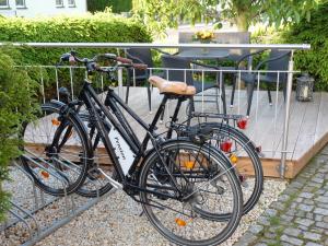 ワイマールにあるPension Hänseの2台の自転車がフェンスの隣に駐車されています