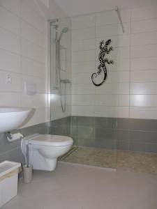 ワイマールにあるPension Hänseのバスルーム(シャワー、トイレ付)が備わります。