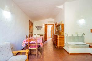 Villetta Cala D'Ambra في سان تيودورو: غرفة معيشة مع طاولة وكرسي