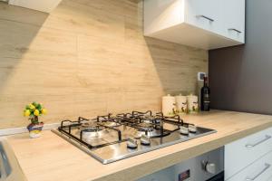 een keuken met een kookplaat in de keuken bij SYMPHONY HOUSE in Sorrento