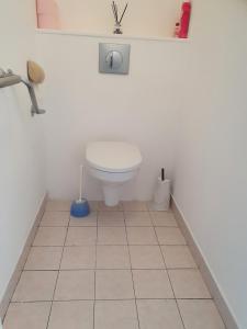 a bathroom with a toilet and a tiled floor at Royal Palm Juan les pins -Appartement 53M2 avec terrasse ensolleillée 5e dernier étage 200m de la plage in Juan-les-Pins