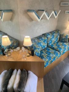 uma sala de estar com um sofá e uma mesa com candeeiros em Studio de Charme "Le Coquillage " Jacuzzi privatif em Pléneuf-Val-André