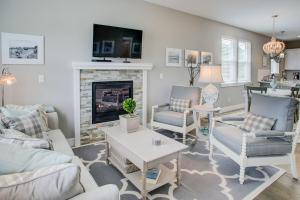 a living room filled with furniture and a fireplace at Sand Castle Cottage - Oyhut Bay Seaside Village in Ocean Shores