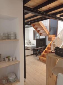 ein Wohnzimmer mit Treppe und Couch in der Unterkunft La casina de Pichi in Caravia