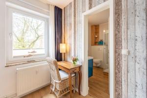 a home office with a desk and a window at Captains Lounge in Eckernförde