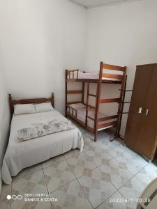 聖羅克迪米納斯的住宿－Pousada, Camping e Restaurante Recanto do Surubim，一间卧室设有两张单人床和一个橱柜