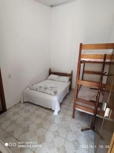 Habitación pequeña con cama y escalera en Pousada, Camping e Restaurante Recanto do Surubim en São Roque de Minas