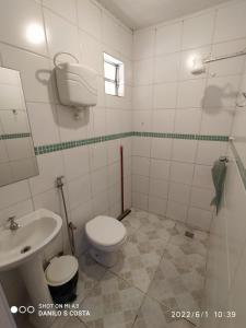uma casa de banho com um WC e um lavatório em Pousada, Camping e Restaurante Recanto do Surubim em São Roque de Minas