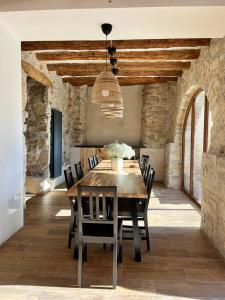una sala da pranzo con tavolo e sedie in legno di Cal Bertran a Segura