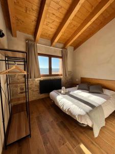 מיטה או מיטות בחדר ב-Cal Bertran