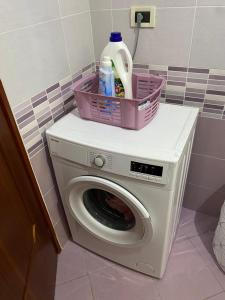 uma máquina de lavar roupa com um cesto em cima em Casa Il Tulipano em Gioiosa Marea