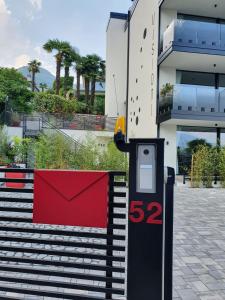 Parkuhr vor einem Gebäude in der Unterkunft Visioni Lake View Boutique Rooms & Breakfast - Adults Friendly in Riva del Garda