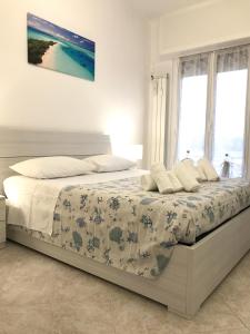 una camera da letto con un letto con copriletto floreale di Casa di Riccardo a Savona