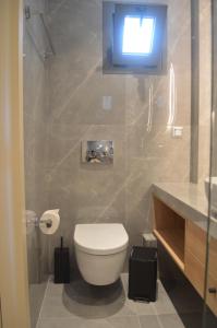 Koupelna v ubytování Asteras Hotel