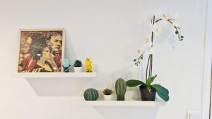 Fotografia z galérie ubytovania GregBnb - T2 CLIMATISÉ Mezzanine - Atypique - Centre Ancien - 5e etage sans ascenseur v destinácii Toulon