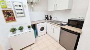 Kuchyňa alebo kuchynka v ubytovaní GregBnb - T2 CLIMATISÉ Mezzanine - Atypique - Centre Ancien - 5e etage sans ascenseur