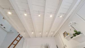 Fotografia z galérie ubytovania GregBnb - T2 CLIMATISÉ Mezzanine - Atypique - Centre Ancien - 5e etage sans ascenseur v destinácii Toulon