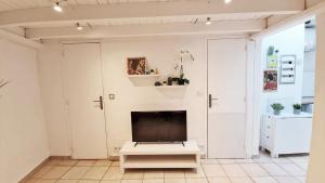 Televízia a/alebo spoločenská miestnosť v ubytovaní GregBnb - T2 CLIMATISÉ Mezzanine - Atypique - Centre Ancien - 5e etage sans ascenseur