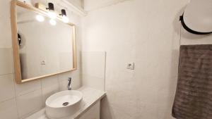 Kúpeľňa v ubytovaní GregBnb - T2 CLIMATISÉ Mezzanine - Atypique - Centre Ancien - 5e etage sans ascenseur
