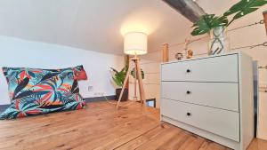 Posedenie v ubytovaní GregBnb - T2 CLIMATISÉ Mezzanine - Atypique - Centre Ancien - 5e etage sans ascenseur