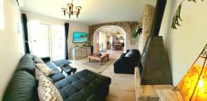una sala de estar con un sofá y una mesa en Villa Mar i Cel con jacuzzi, en Tossa de Mar