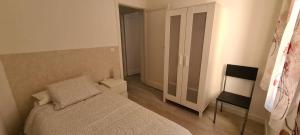 una piccola camera con letto e sedia di calle toro a Zamora