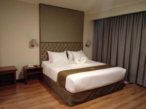 Una cama o camas en una habitación de Hotel Candamo