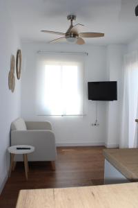 salon z kanapą i telewizorem w obiekcie Beautiful brand new 2 bedroom flat with terrace w Maladze