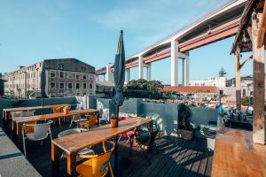 Ein Restaurant oder anderes Speiselokal in der Unterkunft LX Hostel 