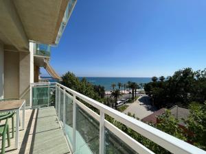 a balcony with a view of the beach at Apartamento Vela Cambrils Playa in Cambrils