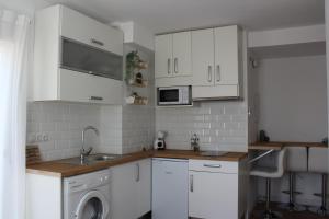 A kitchen or kitchenette at Beautiful brand new 2 bedroom flat with terrace